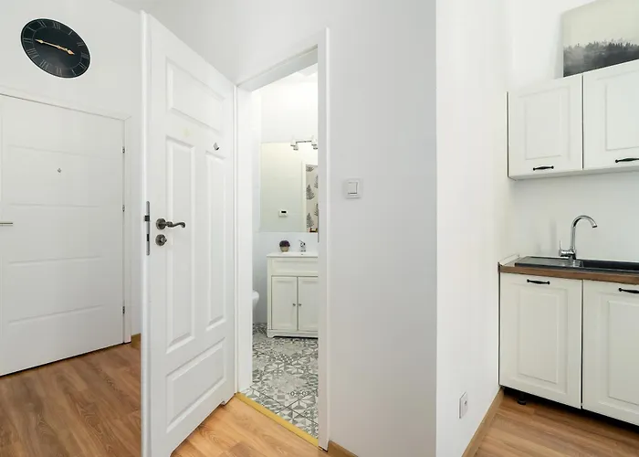 Cosy Very Berry In Close To The Park By Renters 아파트 포즈난